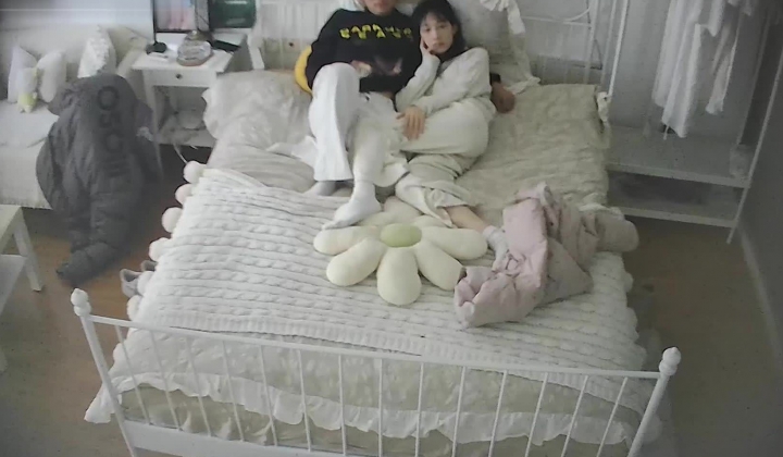 酒店偷拍 楚楚动人动作优雅的甜妹酒店内被男朋友操了两次