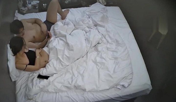 酒店偷拍 分头哥终于泡到了单位模特身材御姐范女神去开房把她操到瘫软在床上
