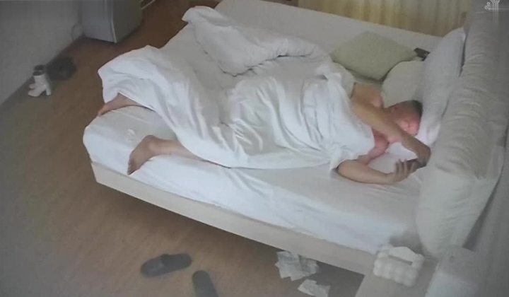 乐橙 老登带熟女少妇属出来开房操 女人开心得扭起来 老登有点猴急 在女下属的挑逗下居然完成两炮