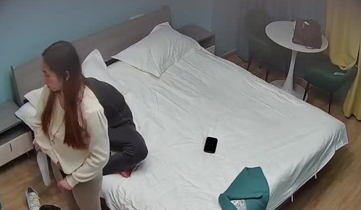 酒店偷拍 大学生情侣苗条美女换丝质睡衣和男友啪啪后不换下就穿衣退房