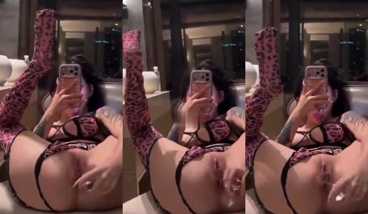 超高颜值女模！极品大奶符文女神【黑川真希】付费福利，舌钉乳钉阴钉，脸穴同框玩双洞，绝对反差母狗