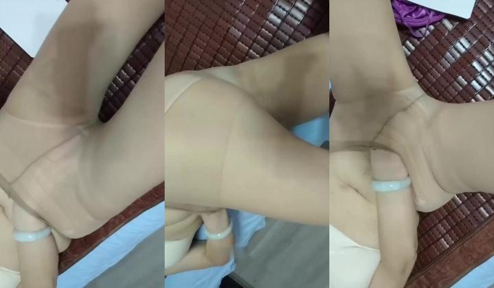快手骚逼熟女【与众不同的妈妈】想母女双飞，大尺度掰逼展示，道具自慰潮喷，喜欢舔妈妈骚穴必入