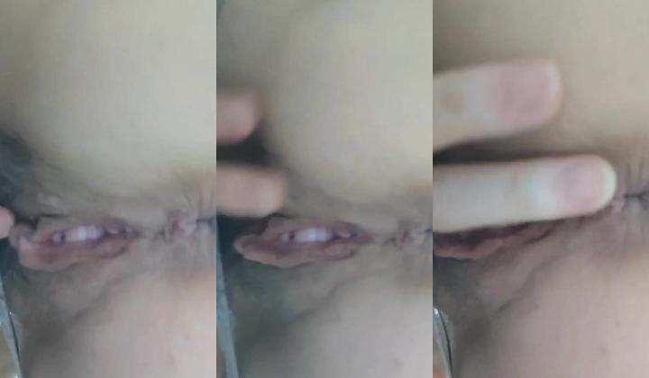 快手骚逼熟女【与众不同的妈妈】想母女双飞，大尺度掰逼展示，道具自慰潮喷，喜欢舔妈妈骚穴必入