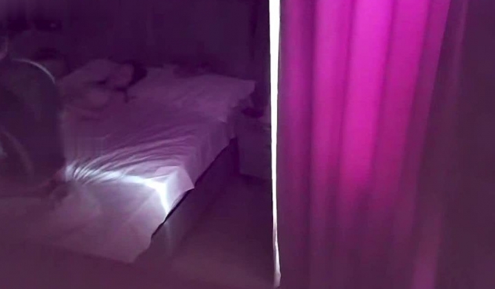 酒店偷拍 04年校花在本命年被扯下红内裤后入操穴的时候用一根手指抽插她菊花两穴齐玩弄的哀嚎说