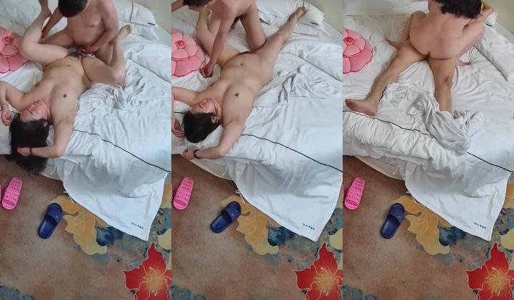 情趣台 少妇刚洗完澡 擦干身子嘴里就被喂鸡巴 还被男人拔开屁股看 又骑在身上操 大哥玩得真花