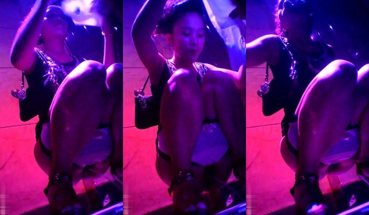 夜场酒吧女厕正面镜头偸拍各种时尚小姐姐方便 赏脸赏逼
