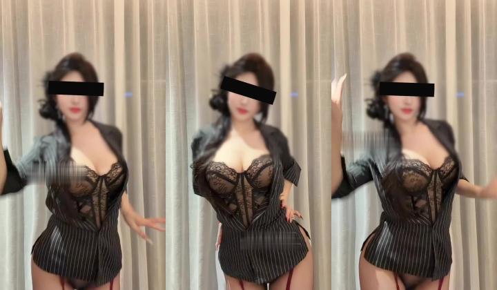 出道即巅峰，推特36D巨乳蜜桃臀纯欲反差甜系女友「九九橙」黑色条纹衬衫，红色丝袜黑丝制服OL，超