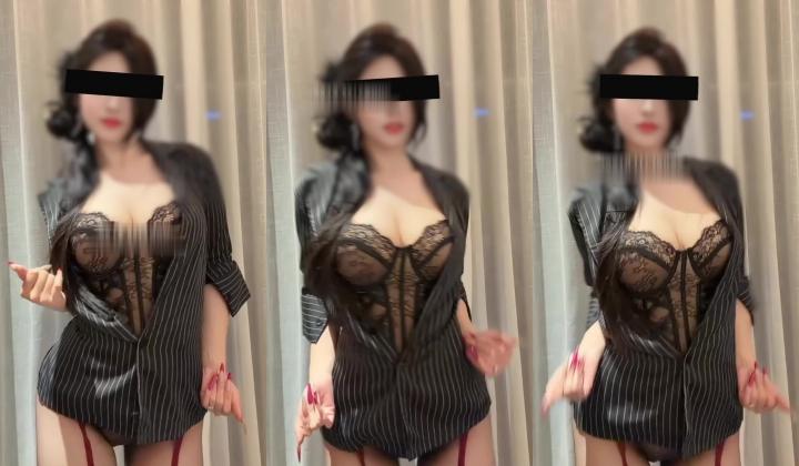 出道即巅峰，推特36D巨乳蜜桃臀纯欲反差甜系女友「九九橙」黑色条纹衬衫，红色丝袜黑丝制服OL，超