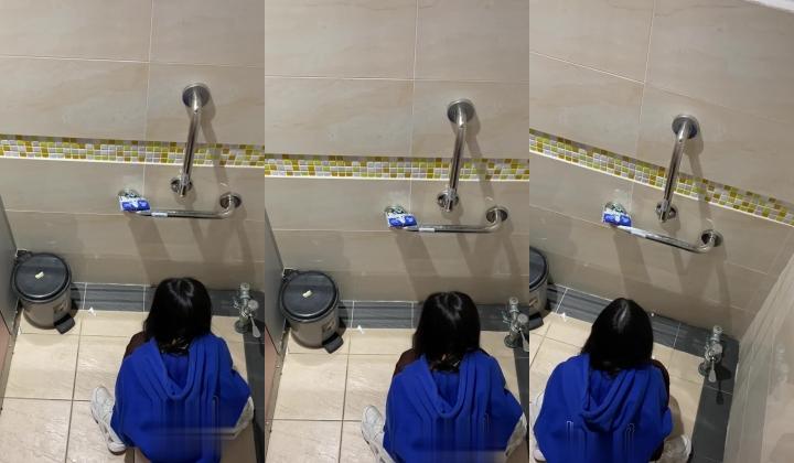学校图书室厕所偷拍女同学尿尿 每个女同学都对我撅起屁股露出那条小肉缝
