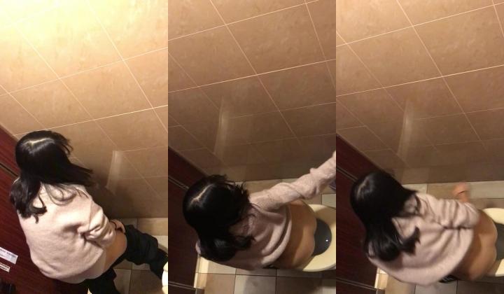 学校图书室厕所偷拍女同学尿尿 每个女同学都对我撅起屁股露出那条小肉缝