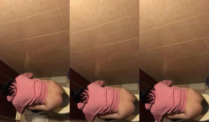 学校图书室厕所偷拍女同学尿尿 每个女同学都对我撅起屁股露出那条小肉缝