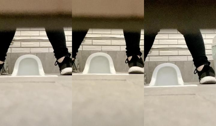学校图书室厕所偷拍女同学尿尿 每个女同学都对我撅起屁股露出那条小肉缝