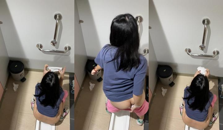 学校图书室厕所偷拍女同学尿尿 每个女同学都对我撅起屁股露出那条小肉缝