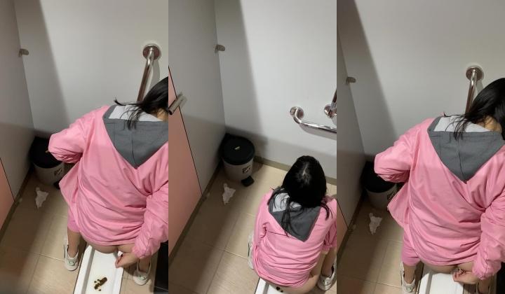 学校图书室厕所偷拍女同学尿尿 每个女同学都对我撅起屁股露出那条小肉缝