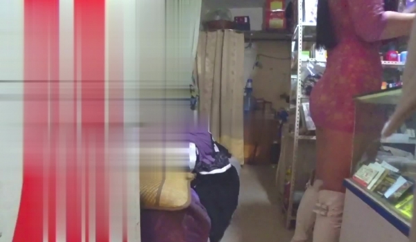 推特大神YQ_K丰满骚妻情趣用品店购买情趣内衣 让老板帮忙用自慰棒捅小穴 对白很是淫荡