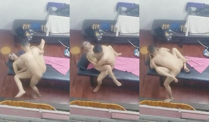 大神路边按摩足疗小店窗户外偸拍技术很牛逼的肥臀少妇给顾客全套服务搞的很激情这小按摩床玩出这么多花