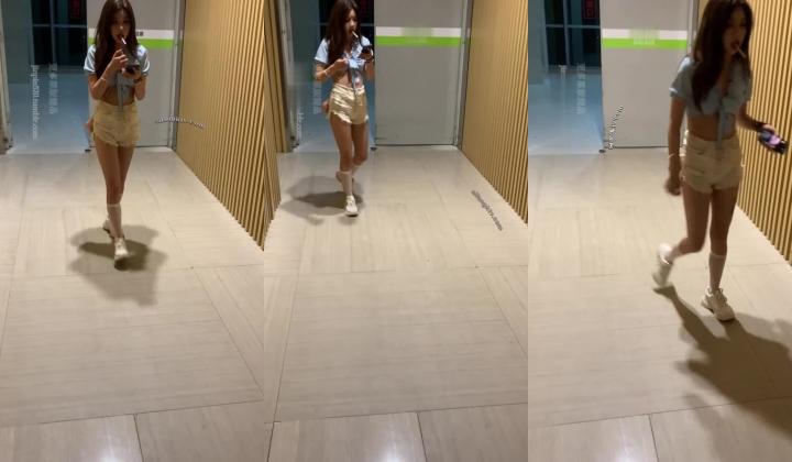 牛逼坑神专搞气质小姐姐某美女如云场所女公厕全景偸拍数位靓妹方便逼脸同框有极品B