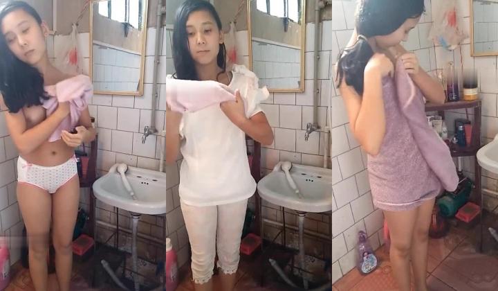 【电报群良家女友私密分享】偷拍良家小女友换衣洗澡，乳房形状漂亮乳头小阴毛稀疏，羞涩得当着男友面脱
