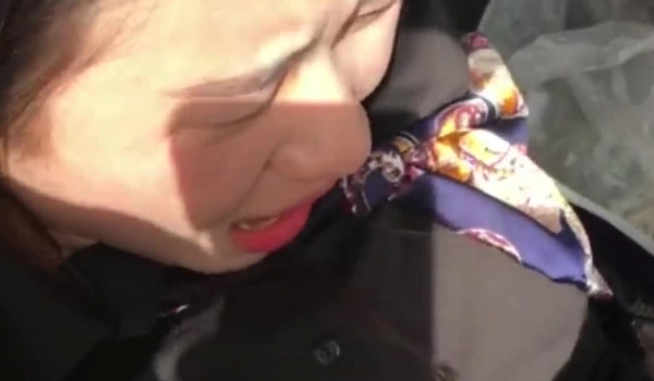 90后情侣开车到郊区没人的地方玩野战和车震,骚女友被操的大叫：好舒服好爽,用力操我,操死我这个小