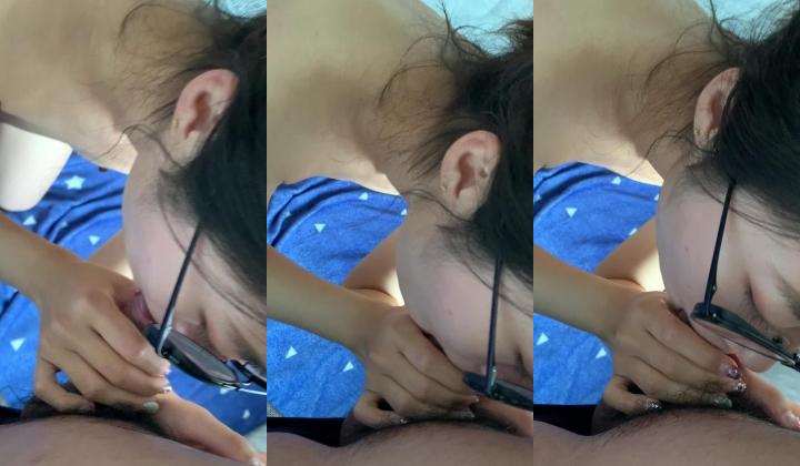 【云盘不慎泄密】极品反差小女友被曝光 表面斯斯文文的其实是一个骚货