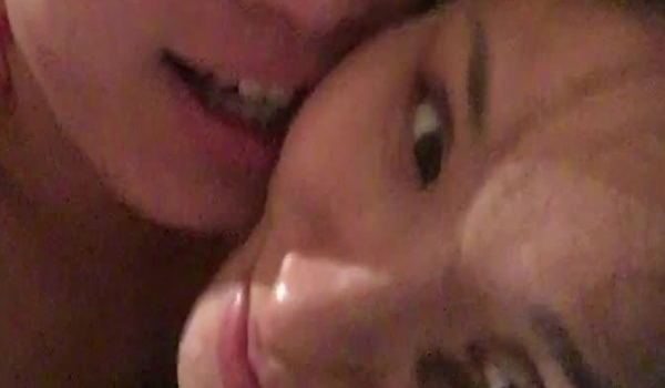 极品情侣家中性爱自拍 抱着自己女友一顿狂艹，近距离怼脸拍摄，舌吻狂艹，爽翻天！