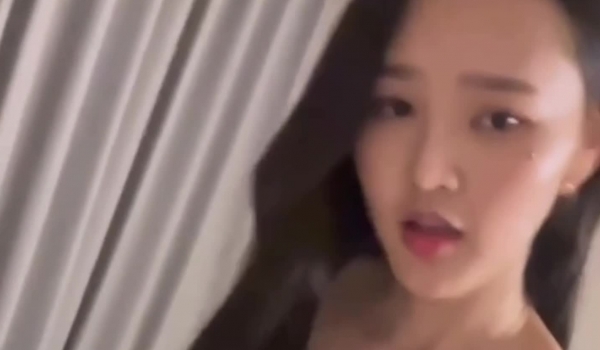 ️极品反差婊 ️极品清纯嫩妹，第一时间如艹自己女友，她骑在大屌上摇曳简直爽翻了！