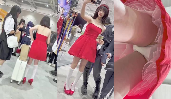 街拍抄底大神『KFC』反差眼镜妹极品御姐无内逛街露逼透毛
