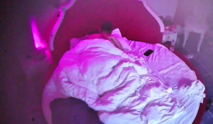 酒店情趣房偷拍 圆脸可爱少妇被精壮纹身猛男按床上疯狂折腾不断呻吟