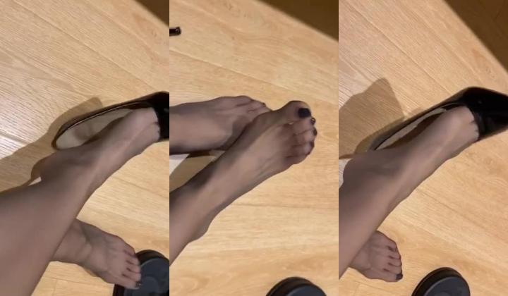 这腿帮你足交你愿意吗，发嚎女友淫语挑逗‘快来舔妹妹，舔妹妹的小穴 好么’，啊啊啊，激情叫床！