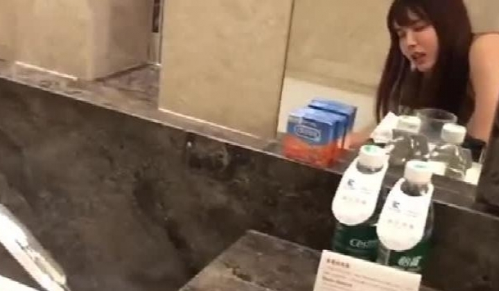 大神酒店露脸调教骚妻 ️各种玩法一起上 ️一边灌肠一边操