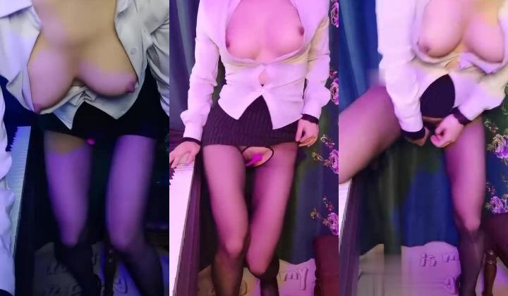 钢琴才女【卡洛琳娜】带着自慰器弹钢琴，奶子美爆了，唱歌好好听，道具自插，好想吸这个奶子