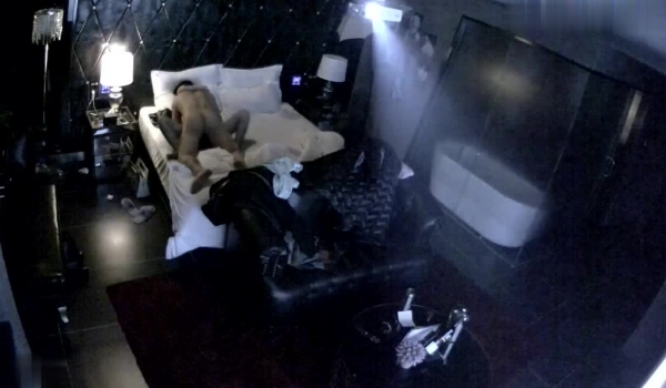女朋友被男友抱起来擦之后仍床上