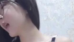 刚出炉的黑丝小姐姐太骚主动求爱，让猛男扒光爆草，大弯屌暴力抽插浪叫淫不断，颜射吞精骚逼特写