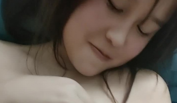 吹箫姐妹花，颜值不错的骚妹子成了小哥重点关注对象，露脸抠逼粉嫩特写展示，让小哥后入大屁股爆草射了