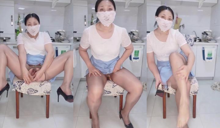 良家肥臀成熟女人【桃子冰妈妈】自演剧情骚话调教，紫薇喷水足交性爱，顶级败火母狗