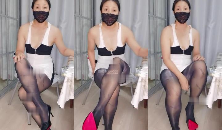 良家肥臀成熟女人【桃子冰妈妈】自演剧情骚话调教，紫薇喷水足交性爱，顶级败火母狗
