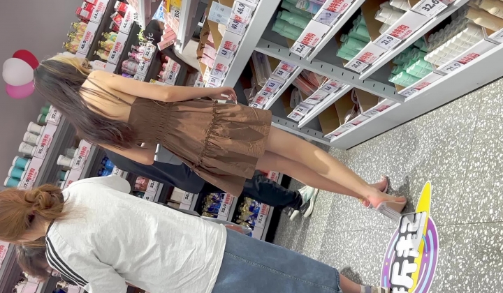 【KFC】大嘴少妇独自逛街买美妆 背影很顶吊带裙淡绿色内内