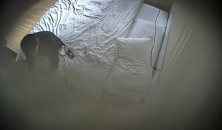 酒店偷拍 喜欢研究女友逼逼得小伙用手指和道具弄湿白嫩美腿女友后再插入享受
