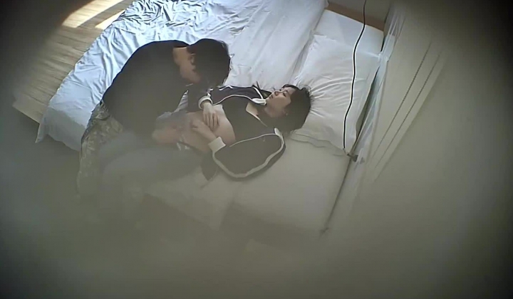 酒店偷拍 喜欢研究女友逼逼得小伙用手指和道具弄湿白嫩美腿女友后再插入享受