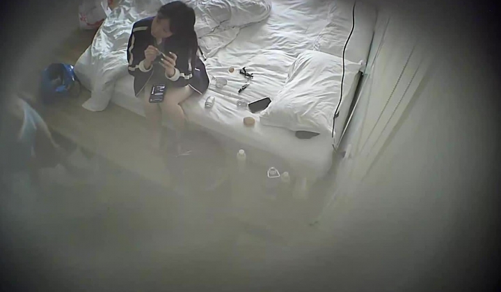 酒店偷拍 喜欢研究女友逼逼得小伙用手指和道具弄湿白嫩美腿女友后再插入享受