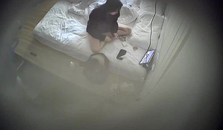 酒店偷拍 喜欢研究女友逼逼得小伙用手指和道具弄湿白嫩美腿女友后再插入享受