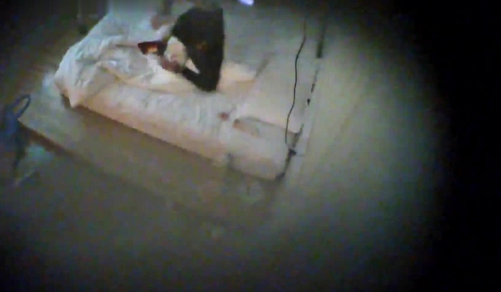 酒店偷拍 喜欢研究女友逼逼得小伙用手指和道具弄湿白嫩美腿女友后再插入享受