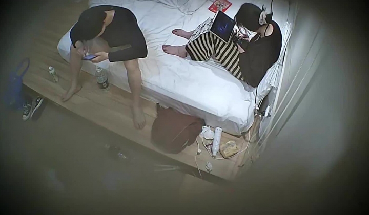 酒店偷拍 喜欢研究女友逼逼得小伙用手指和道具弄湿白嫩美腿女友后再插入享受
