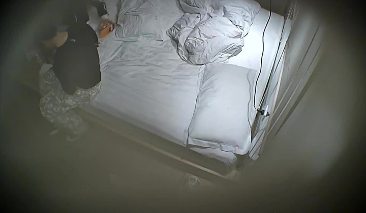 酒店偷拍 喜欢研究女友逼逼得小伙用手指和道具弄湿白嫩美腿女友后再插入享受