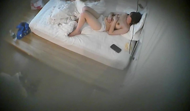 酒店偷拍 喜欢研究女友逼逼得小伙用手指和道具弄湿白嫩美腿女友后再插入享受