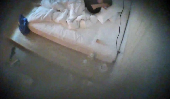 酒店偷拍 喜欢研究女友逼逼得小伙用手指和道具弄湿白嫩美腿女友后再插入享受
