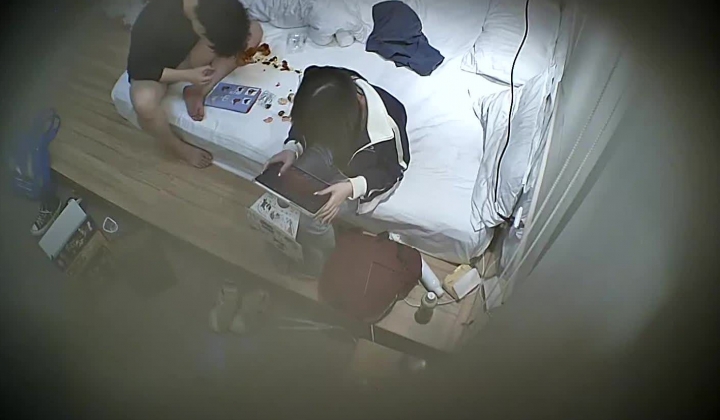 酒店偷拍 喜欢研究女友逼逼得小伙用手指和道具弄湿白嫩美腿女友后再插入享受
