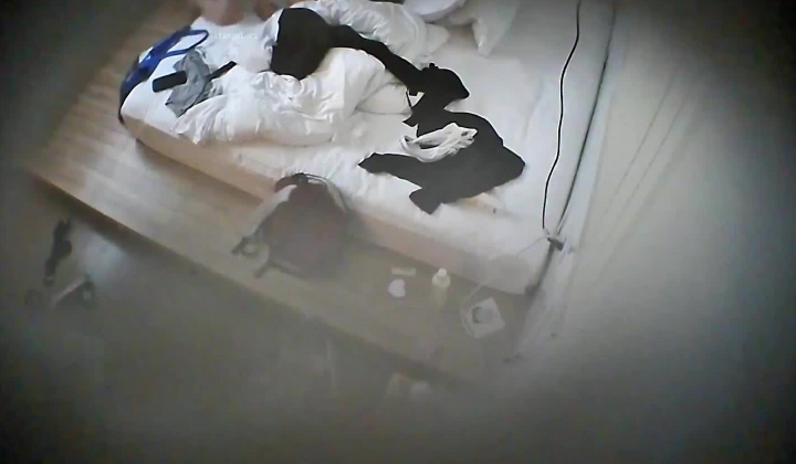 酒店偷拍 喜欢研究女友逼逼得小伙用手指和道具弄湿白嫩美腿女友后再插入享受