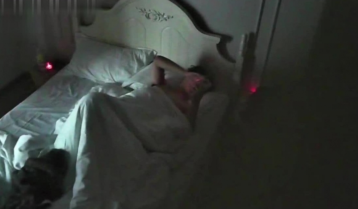 酒店偷拍 大学女孩被男友脱的只剩小白袜压着穴被操