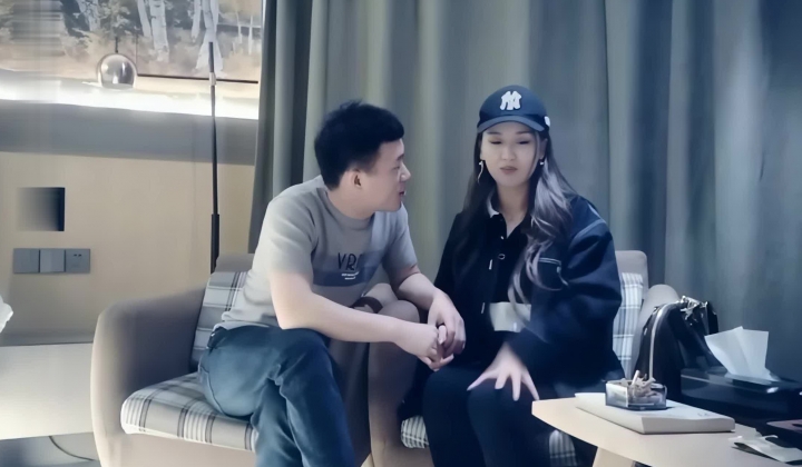 七天探花_紧身裤长发外围美女，亲嘴调情脱光光，近景扛起腿一顿爆操